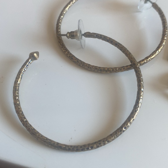 Kendra Scott Charm Hoop Earrings Set. Vintage Gold - Picture 3 of 10